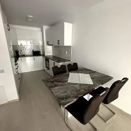 Central River Apartment *